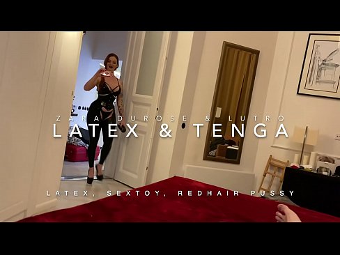 ❤️ Ngoanana e monyane ea nang le hlooho e khubelu ea apereng seaparo sa latex se kentsoeng ke ntate oa bobeli ️❌